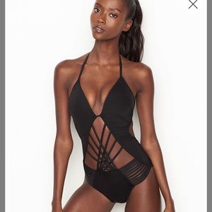 Sexy Kenneth Cole one piece swimsuit! ❤️